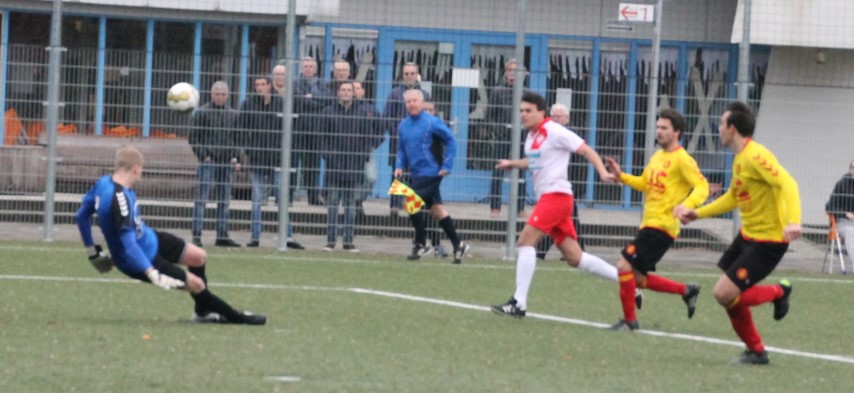 Kevijn Sip wordt onder vuur genomen in het uitduel van VV Oegstgeest bij DoCoS.