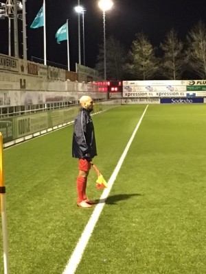 Doelpuntenmaker Houssin Bezzai als vlaggenist