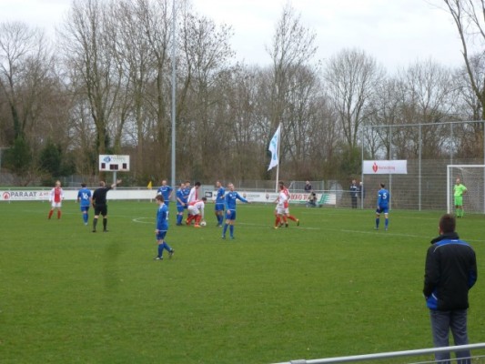 De 1-0 in de maak. Tommy Sinteur neemt een vrije trap en VDL is weer niet wakker