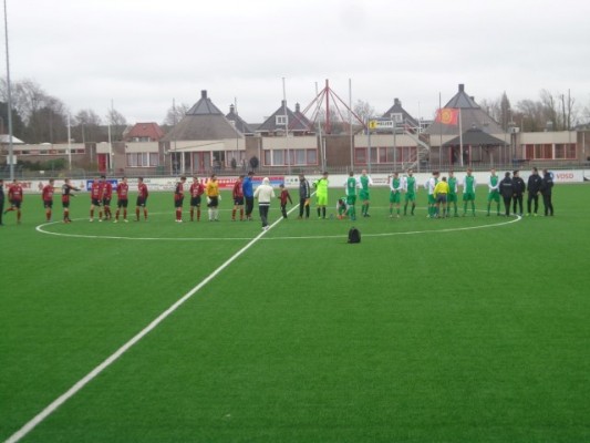 Op het hoofdveld waar de wind stormachtige vormen aannam stonden de voetbalmatadoren en de pupil van de week klaar voor de aftrap