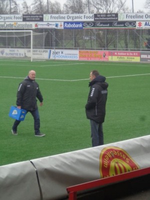 Trainer Rob van den Wijngaard voor het eerste fluitsignaal... wat was zijn blik na de wedstrijd?