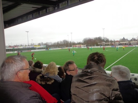 Een klein deel van de 'skybox' met de zeer trouwe SJZ-supporters, de meesten voorzien van de groenwitte clubsjaal.