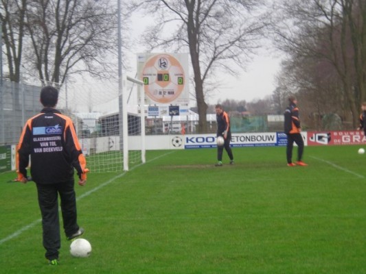 Onder het genot van skihutmuziek speelden deze spelers van Kickers'69 zich voor de wedstrijd warm.