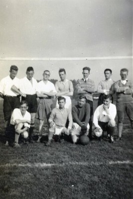 1933 tijdens studentenvoetbaltoernooi. Johann Peter, staand in het midden