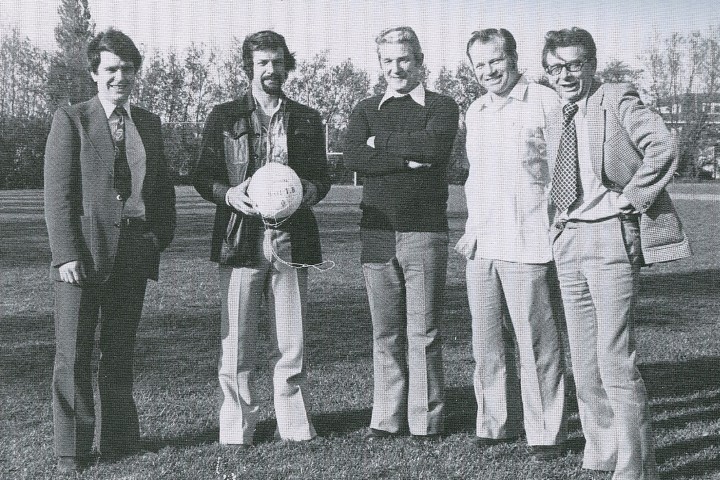 Op Pomona. Mannen die belangrijk waren voor v.v.Leiden, Van links naar rechts: Hennie de Gunst (secretaris), Renzo Candido, Jan Bekkering (trainer), Flip Ravensbergen (doelman) en voorzitter Jan Geenjaar