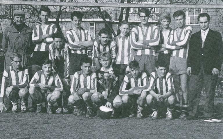 Een sterk A-juniorenelftal van vv Leiden. Staand: Trainer Henk Kruit, ? ,Herman van der Kraan (3e van links), ? , Sam Brussee (5e van links), Hans Diepenbach (6e van links), ? , ? , Leo Noorduin (9e van links) en leider Bram van Soest . Gehurkt: ?, Nico Kuhn (2e van links), Bert de Graaf (3e van Links), André Spaargaren (4e van links), Daaf Slijkhuis (5e van links)en ?.