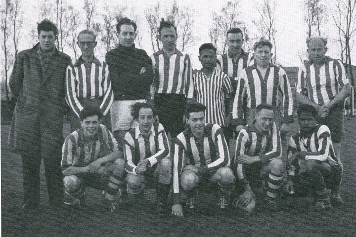In Sparta-tenue. Een team met twee spelers van een ‘Zendingshuis’ (staand 5e van links en gehurkt uiterst rechts). Verder van links naar rechts: Ben de Hooge, Kees Laman, Kees Verhoog (doelman), John Delfos, Joop Breuker, Paul Lepelaar en Arie Windhorst. Gehurkt van links naar rechts: Bernard Heshusius , Jan van Weeren, André Starre, Theo Schmidt.