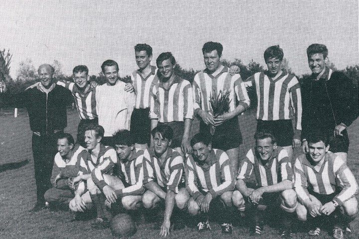 Het elftal dat in 1966 kampioen van de LVB werd. Staand van links naar rechts: Arie Windhorst (trainer), Maarten Windhorst, Wim Azier, Sam Brussee, Kees Stieding, Jan Pouw (aanvoerder), Daaf Slijkhuis, Teun Heyns. Gehurkt van links naar rechts: Nico de Boer (gensrechter), Hans Diepenbach, Herman van der Kraan, Jan Rijsbergen, Sjaak Menijn, Leo Vos en Henk de Gunst.