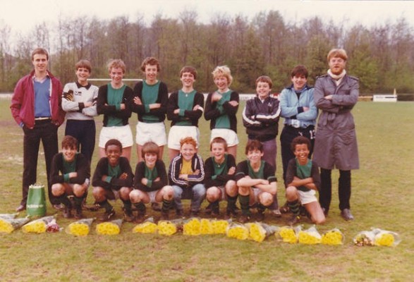 Carlos Pinas, DHC C1, seizoen 1982-1983. Pinas gehurkt uiterst rechts, tweede van links Regi Blinker