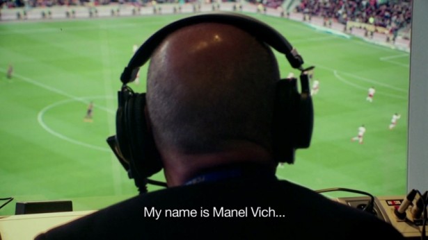 Marcel Vich van Barcelona met een beeld uit zijn documentaire