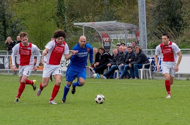 Duel tussen Jonas Farih en Martijn Tjon A Njoek, Gwen Koet en Youri de Boer tonen aandacht