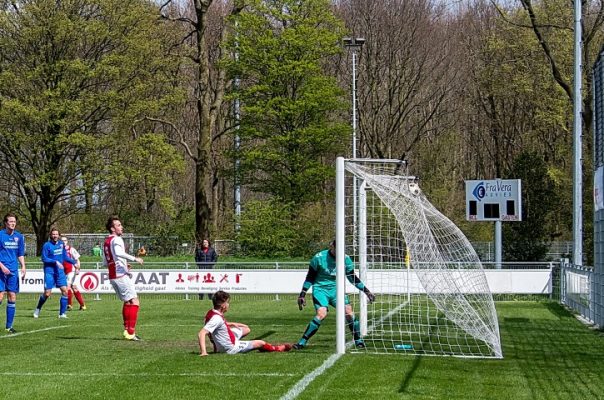 Wel of geen buitenspel? Tommy Sinteur heeft er lak aan en werkt de 1-0 binnen