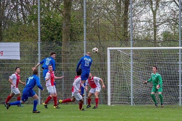 A Njoek probeert het dit keer koppend, net als over de grond niet succesvol zaterdagmiddag