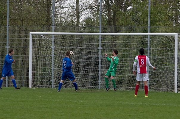 Rob Zandbergen zet FC Rijnvogels naast RCL: 1-1. Even later maakt Niels van Veen de winnende..