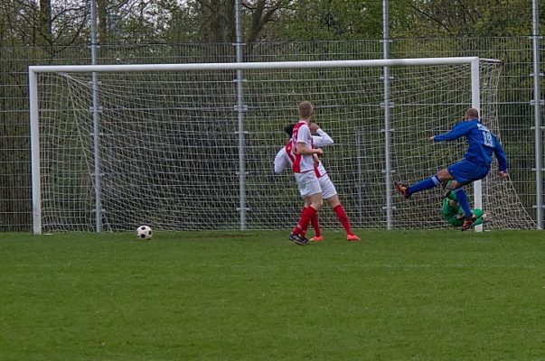 A Njoek heeft zich ontdaan van vier verdedigers, maar schuift de bal alsnog voorlangs..