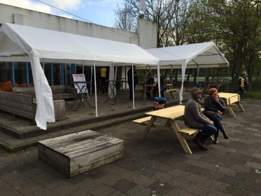 Het terras is nog leeg, maar later werd er flink gegeten, gedronken en lekker gekeuveld..