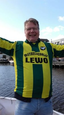 Voorzitter Wim Pikaar op de feestboot, trots als een pauw op zijn cluppie