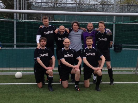 Job Weststrate (linksonder) op de foto met het 35+ elftal van LSVV'70