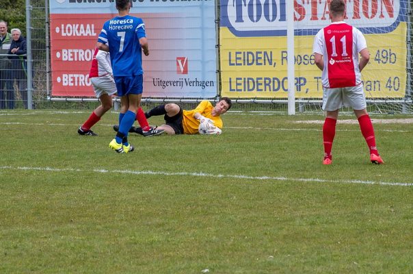 Niels van den Burg is weer net iets eerder bij de bal dan een RCL-aanvaller