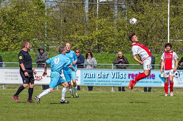 Tommy Sinteur als een soort 'Flipper'. De buitenspeler speelde een verdienstelijke wedstrijd
