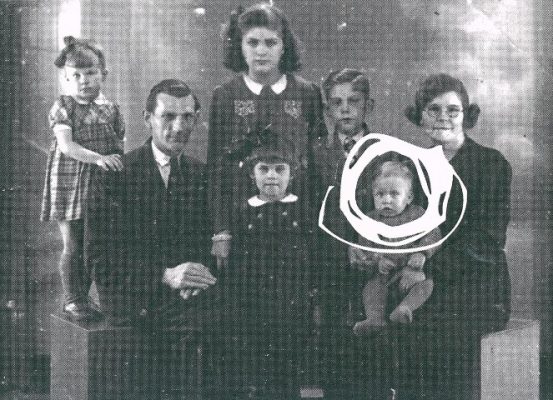 Jan Duivesteijn op schoot bij moeder, 1943
