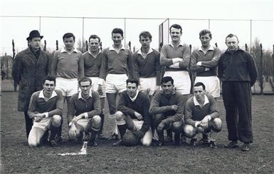 Het vlaggenschip van VWS, 1ste klas afdeling Leiden. Staand vlnr: Joop Devilee (trainer), Wil Kok, Karel Brandt, Jan Duivesteijn, Kees Boot, Koos Singeling, Wim L’Ecluse, Wim Vis (grensrechter); gehurkt vlnr: Fred Bink, Aat Keizer, Bert Bavelaar, Wil Koenen, Ben Scharloo