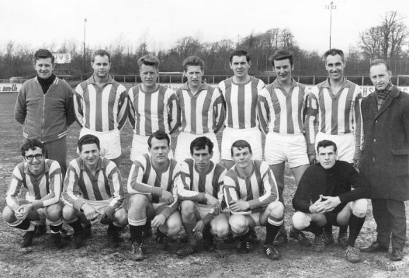UVS 1/ zaterdag 1967/1968 – Kampioen afdeling Leiden. Staand vlnr: B. Haneveld (grensrechter), C. vd Berg, J. van Kuylen, J. van Hooven, C. Matheysen, J. Duivesteijn, P. Chaudron, T. van Tas(leider). Gehurkt vlnr: C. Boekwijt, K. Veefkind, D. Romp, H. Smit, A. Herreur, R. Thelen