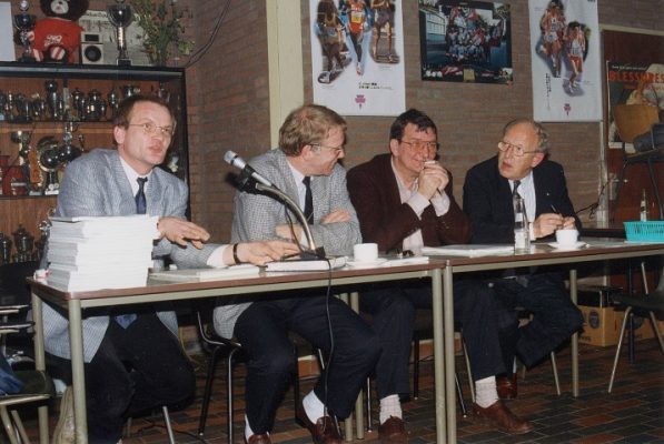 Bij Leiden Atletiek werd de sportnota ‘Het spel en de knikkers’ gepresenteerd. Achter de tafel vlnr: Aert van Bochove (wethouder Sport), Kees van der Moolen, voorzitter Leidse Sport Federatie, Jan Duivesteijn, directeur Sport & Recreatie, en Gé van Strien,afgevaardigde KNVB