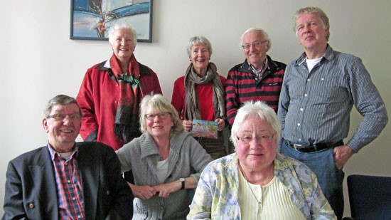 Het bestuur van Kring Leidse Oud-Medewerkers met Partners (KLOMP). De eerste personeelsvereniging van oud-medewerkers van de gemeente Leiden. KLOMP werd later opgenomen in de Personeelsvereniging Stad Leiden. Staand: Joka Kersten, oud-secretaris, Betty Groenendijk, Wim van Stigt, Kees van der Moolen (penningmeester); zittend: Jan Duivesteijn, voorzitter, Mieke Postma, secretaris, Ingrid Moerman. Niet op de foto: Jan Leupe