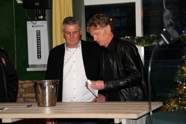 Tom Holswilder en Alfons Groenendijk tijdens de loting 1e ronde Koetshuis 'De Burcht' Cup