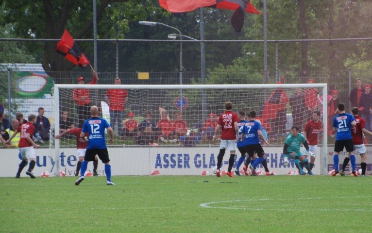 Hachelijk moment in de beginfase voor het doel van Peter Messemaker