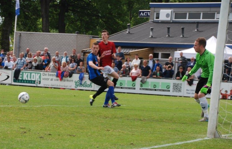 Niels van Veen kon niet gevaarlijk worden en viel in de tweede helft geblesseerd uit