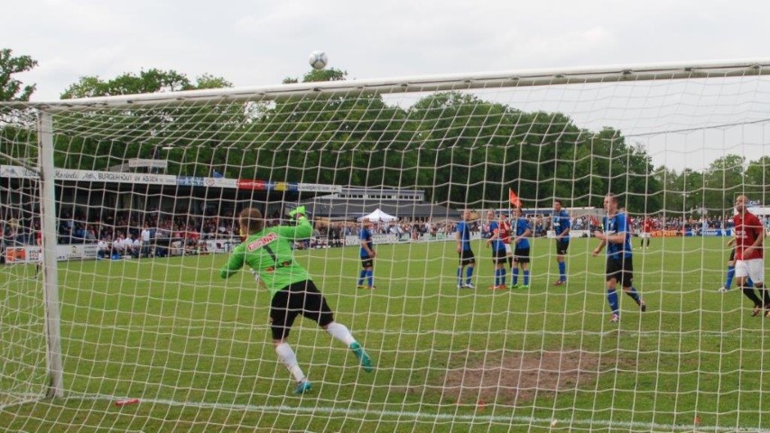 Kort voor tijd mikt Rob Zandbergen een vrije trap over. Het blijft bij 1-0..