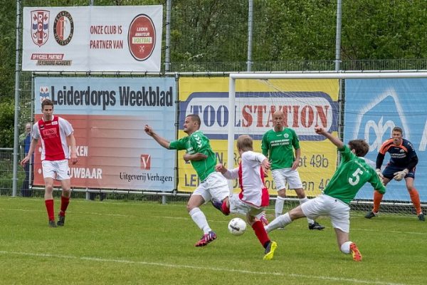 Kai Vijlbrief penetreert de zestien in, verdedigers op de huid van de snelle aanvaller