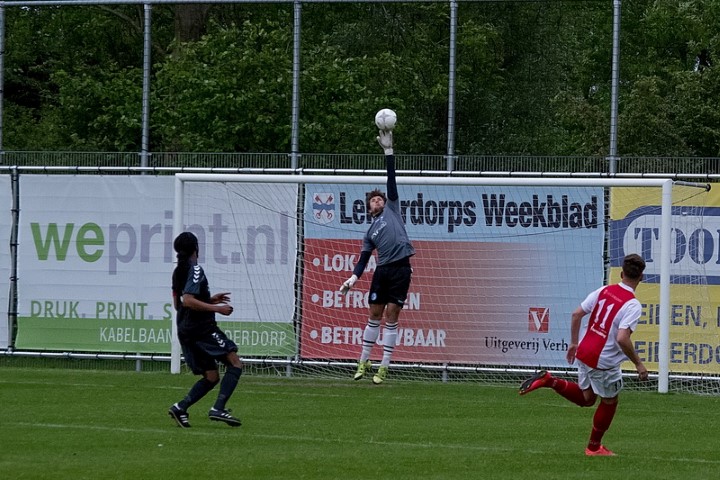 Tommy Sinteur zet Amsterdamse doelman te kijk met een fraaie lob