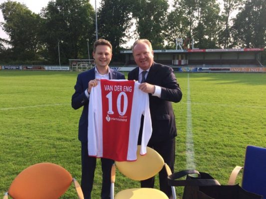 'Wethouder Michiel van der Eng met Kees van der Burgh (voorzitter RCL)'. Foto J.P. Kranenburg.