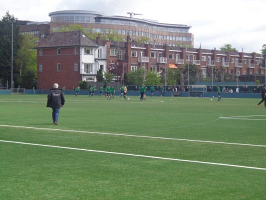 Op het tweede (kunstgras)veld van HVV op de 'Diepput' speelde Voorschoten'97 zich warm