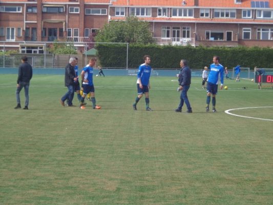 Druk overleg in het kamp van Voorschoten'97 bij aanvang van de tweede helft