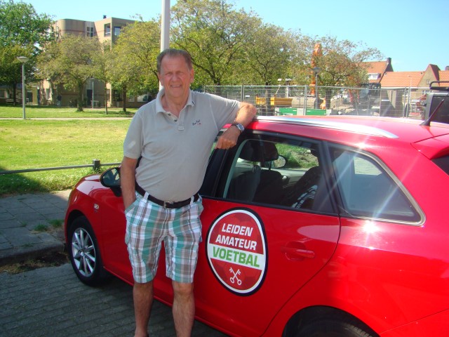 Bart de Roo heeft 51 jaar gespeeld in de clubkleuren van Lugdunum. Hoe trouw kun je zijn. Bart was een parel in het Leidse amateurvoetbal. (Foto Cees Mentink))