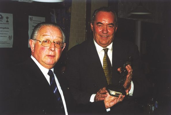 De veel te vroeg overleden Dick Kikkert, hier op de foto met voormalig UVS-voorzitter Bart van Leeuwen (links), trots op het beeldje behorend bij de Co Verhoogprijs, in 1999 uitgereikt aan de vrijwilligers van de G-tak van UVS.