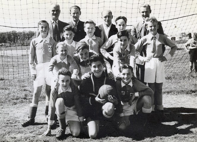 De Aspiranten D werden kampioen seizoen 1953/1954. Henk Teeuwen (voorzitter Jeudcommissie), Kees de Roo, Cor Fransen, Henk de Roo, Wim van der Linden, Herman Honsbeek, Theo Huynink, Joop Reker, Bart de Roo, Albert de Jong, Jan Leget, Jan Verhoeven, Koos Disseveld, Harry Schellekens, Koos Kouters.