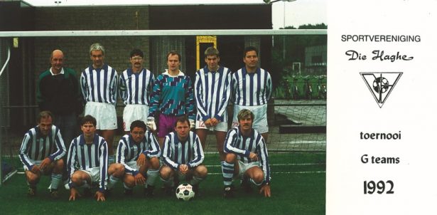 Johan Kwestro (staand uiterst links, tijdens een toernooi bij Die Haghe in 1992) is van onschatbare waarde geweest voor het G-voetbal, eerst bij FC Leidse Spurs, later bij UVS.