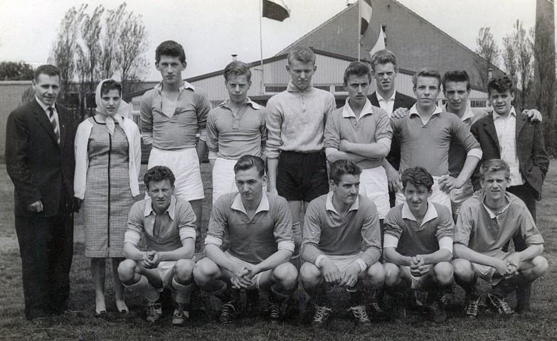 De Junioren A pakten in 1958 de eerste prijs tijdens een toernooi in Naaldwijk. Staand van links naar rechts: Dik Mulder (jeugdvoorzitter), de vriendin van Harry Aniba, Frans Redel, Fred Pet, Siege Bakker, Jan van Tongeren, Joop de Roo, Jan Verhoogt, Ger Schouten, Gijs Collé. Gehurkt van links naar rechts: Harry Aniba, Jan Olivier, Joop van der Heijden, Arie Honsbeek, Bart de Roo.