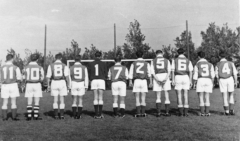 Voor het eerst rugnummers op de shirts. Henk Teeuwen (11), Mart van Rooyen (10), Jan Verhoeven (8), Jan Krijgsman (9), Wim Planjer (1), Paul Mizee (7), Jan Teeuwen (2), Tamme Hoekstra (5), Freek Philippo (6), Chris Ligtvoet (3), Domien de Roo (4). (Foto De Groot)