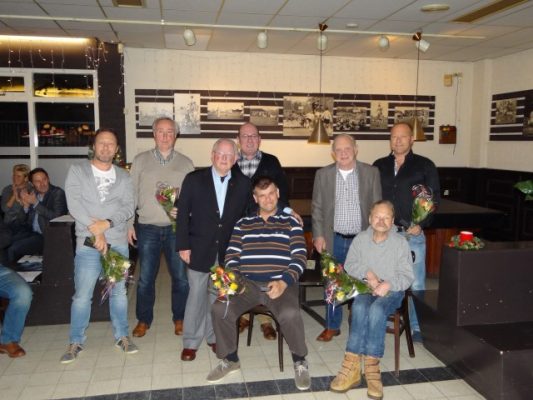 Tijdens de Algemene Ledenvergadering in december 2015 werden twee G-voetballers – Thom Krupe (links) en Dick Dongelmans - gehuldigd, in verband met hun 25 jaar lidmaatschap.