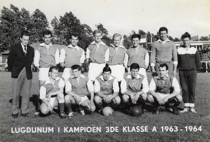 Kampioen 3e klasse A 1963 – 1964. Staand van links naar rechts: Joop de Wolf (trainer), Bob van Meygaarden, Henny Bavelaar, Bart de Roo, Koos Crama, Teun van As, Henk Kerkvliet, Jan Mulder (grensrechter). Gehurkt van links naar rechts: Kees de Cler, Gijs Collé, Henny Bekkering, Jan Leget, Jan Teeuwen. (Foto A, van Duijl)