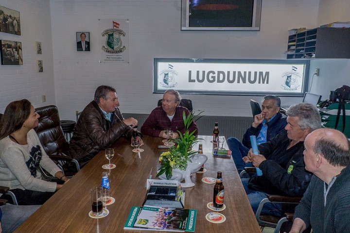 De bestuurskamer van Lugdunum, ook wel De Zoete Inval genoemd. Aan het hoofd ex-voorzitter Phil Verstraaten in gesprek met onder meer Tom Holswilder van ’t Koetshuis De Burcht. (Foto Johan Kranenburg)