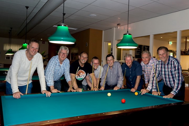 Een leuk stelletje De Roo’s bij elkaar, tijdens hun maandelijkse avondje biljarten in de Oegstgeestse Voscuyl. Van links naar rechts: Leo, Ton, Ben, Rob, Jan, Wim, Sjaak en Bart. (Foto J.P.Kranenburg)