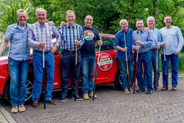 Trouwe volgers van Leiden Amateur Voetbal. Van links naar rechts: Rob, Sjaak, Bart, Ben, Wim, Jan, Ton en Leo. (Foto J.P. Kranenburg)