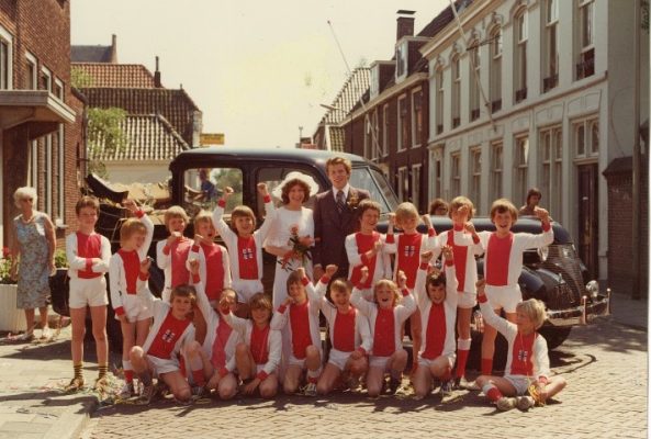 Janny van Es en RCL-coryfee David Brandt gaven elkaar het ja-woord. De pupillen van RCL deden het gelukkige bruidspaar uitgeleide op het gemeentehuis.